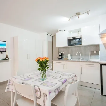 Le Chateau 4 Pers Ac Wifi Vecchia アパート